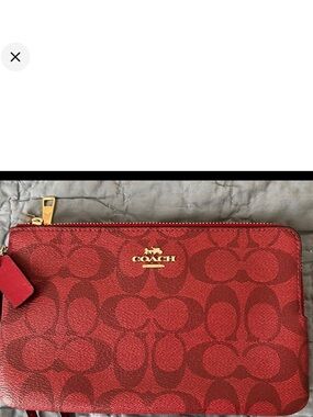 COACH SIGNATURE CANVAS DOUBLE ZIP WRISTLET
WALLET